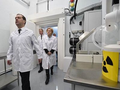 Д.Медведев в аптеке. Источник - http://www.kommersant.ru/gallery/2660014 Д.Медведев в аптеке. Источник - http://www.kommersant.ru/gallery/2660014