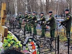 Похороны с военскими почестями. Фото: Адександр Воронин, Каспаров.Ru